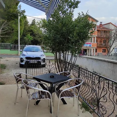 Apartmani Quattro Starigrad Paklenica Exterior photo